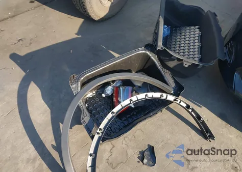 2024 Tesla Model Y Long Range Dual Motor All-Wheel Drive z USA, uszkodzony, nr VIN 7SAYGAEEXRF009394